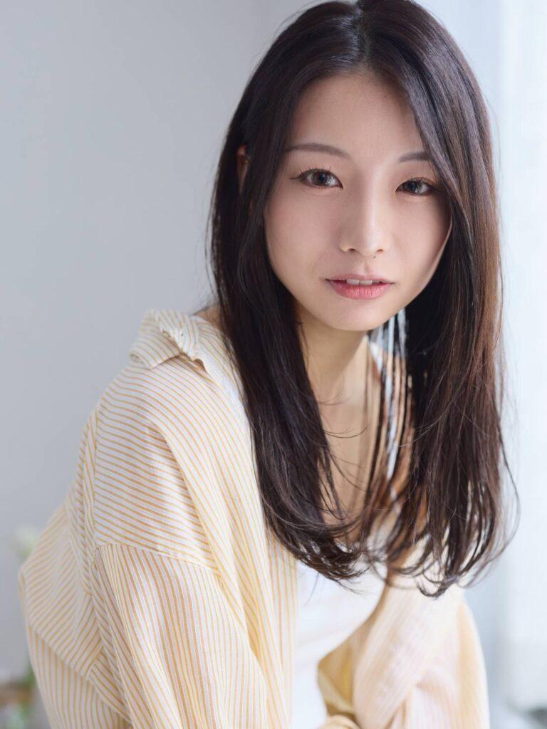 しなやかに揺れる、大人の素髪ストレート
