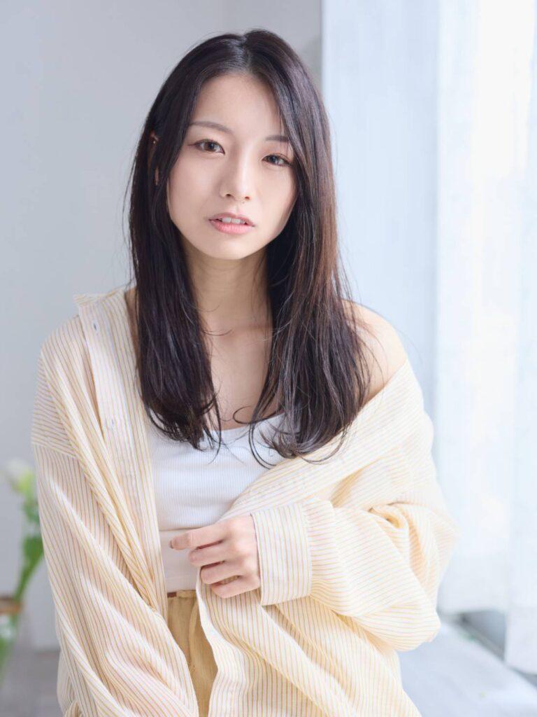 しなやかに揺れる、大人の素髪ストレート