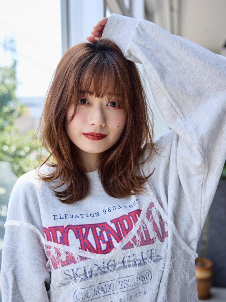 大人っぽさと可愛さを叶えるくびれミディアム