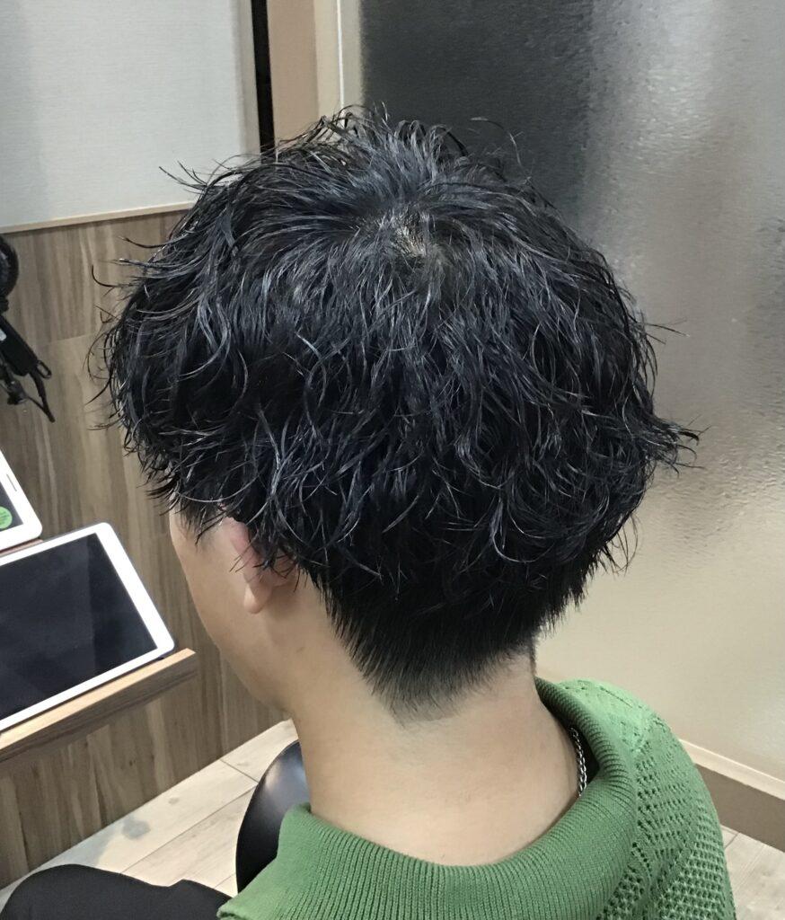 無造作カールで魅せるメンズパーマスタイル