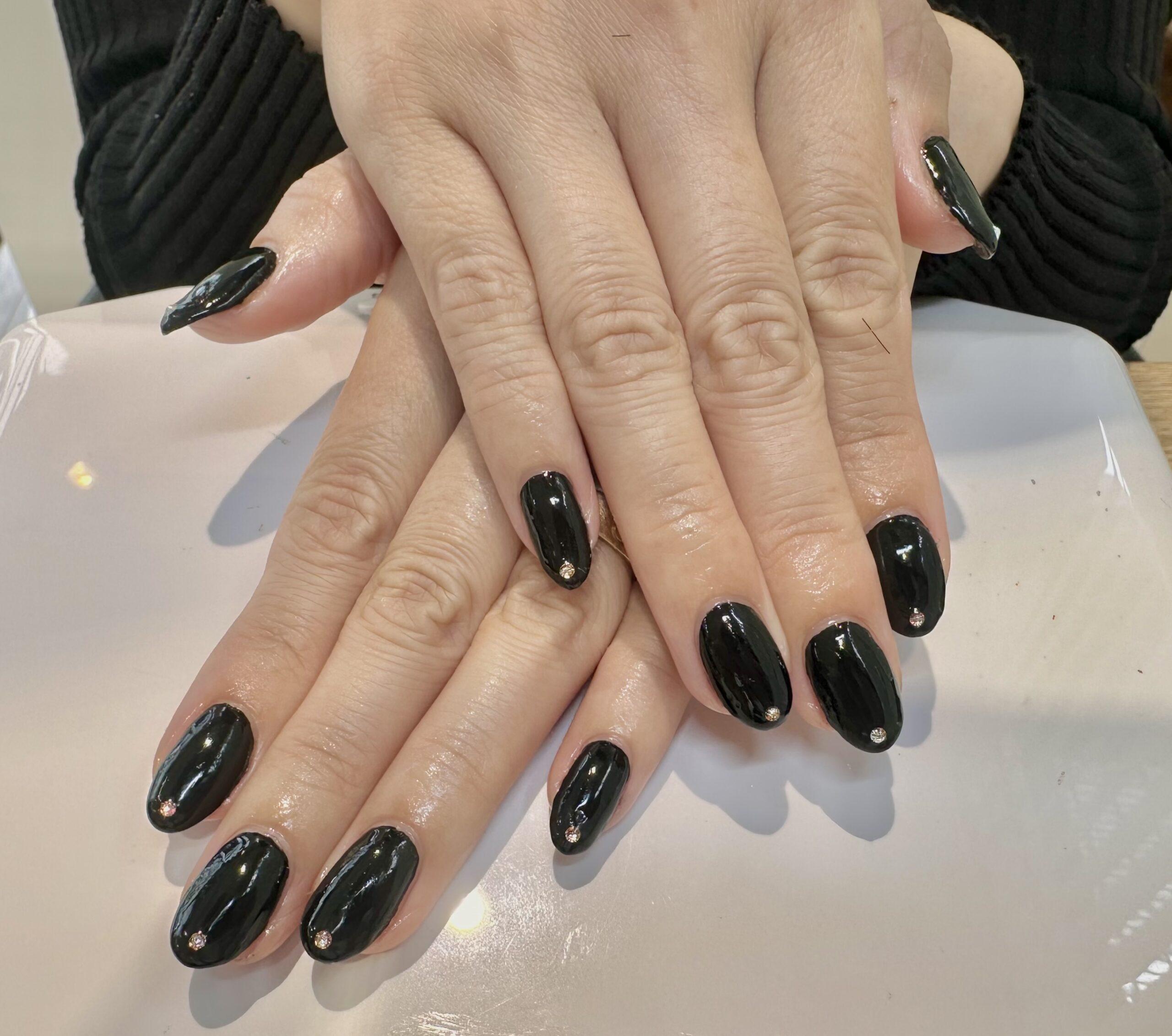 黒色ネイル 大人可愛い“艶ブラック”で指先に圧倒的存在感♪ | KAINO－カイノ